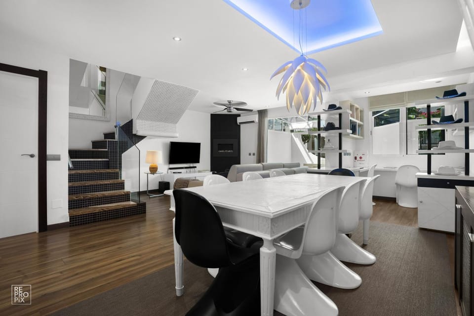 Living room, Dining area