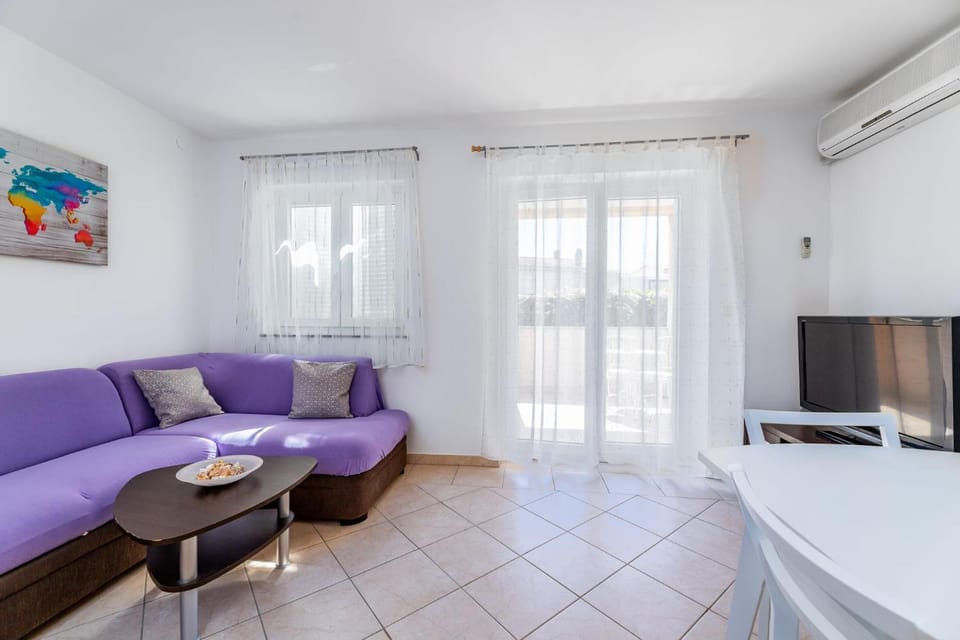 TV and multimedia, Living room, Seating area, Dining area, air conditioner