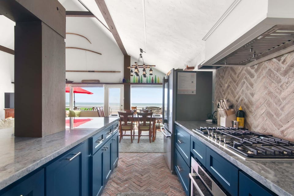 Beachfront on Commercial St Dog Friendly House in Provincetown