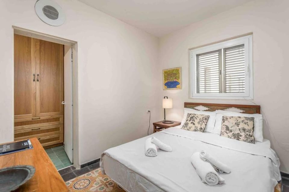 Spacious Duplex Garden 2BR Parking in neve Tsedek Apartment in Tel Aviv-Yafo