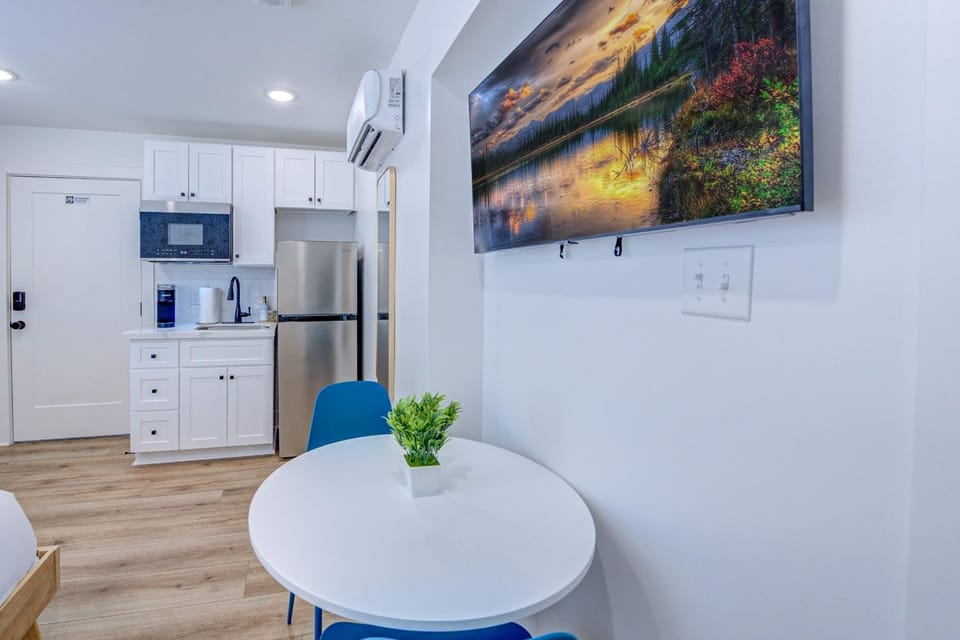 Royal Cheetah Studio Apartment Apartment in Texas City
