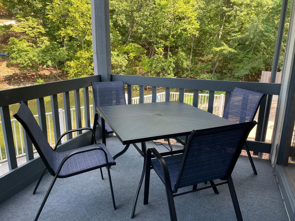 TV and multimedia, Seating area, Dining area