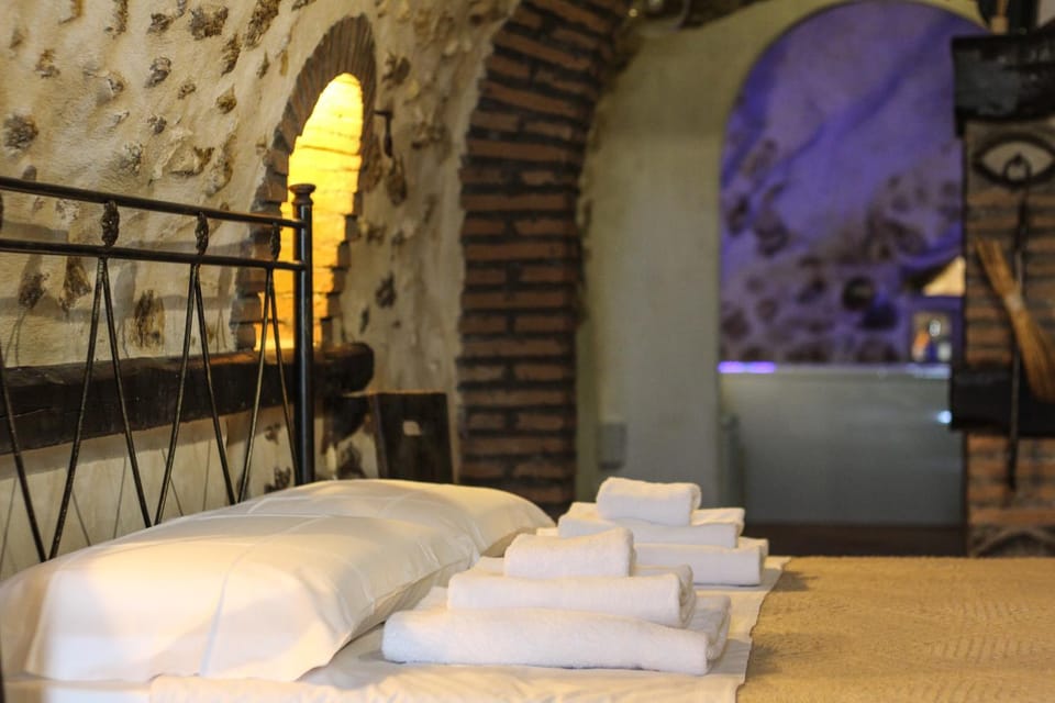 Bed, Bedroom, towels