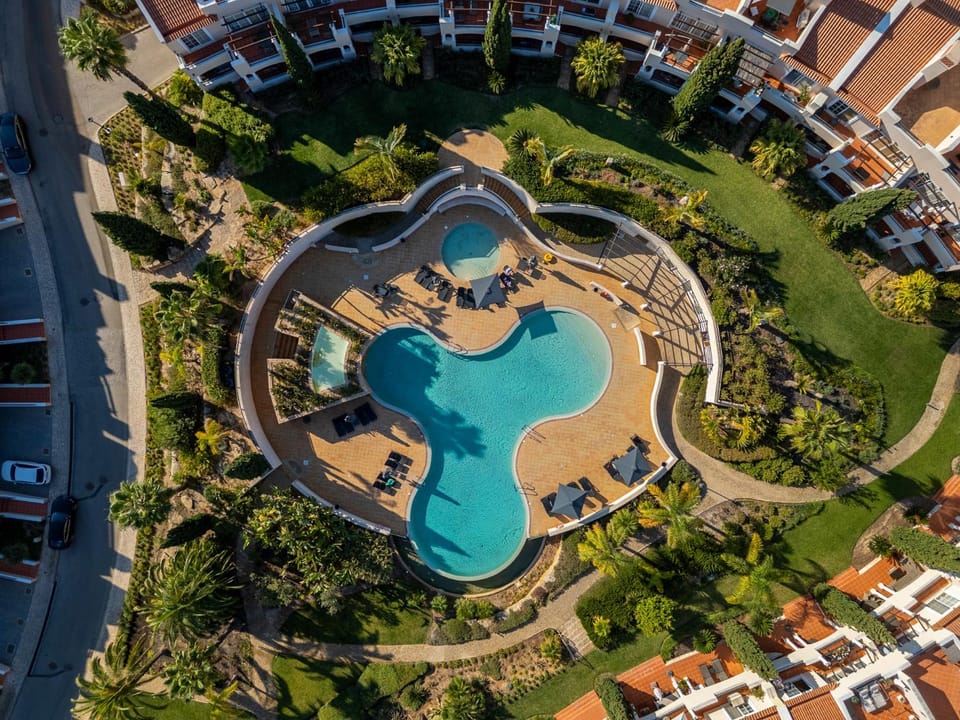 Property building, Day, Neighbourhood, Natural landscape, Bird's eye view, City view, Pool view, Street view, Swimming pool, Location