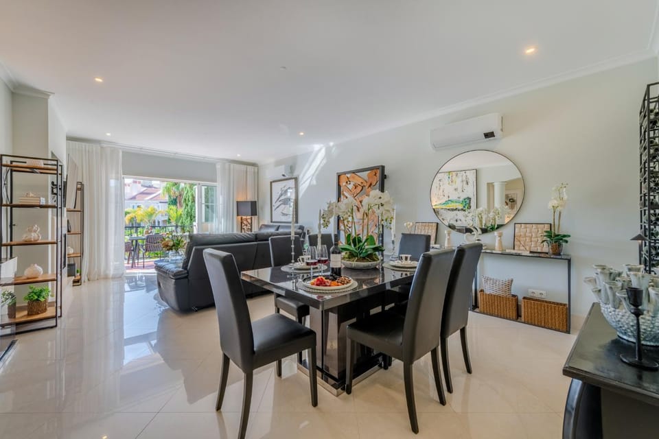 Living room, Seating area, Dining area, Food