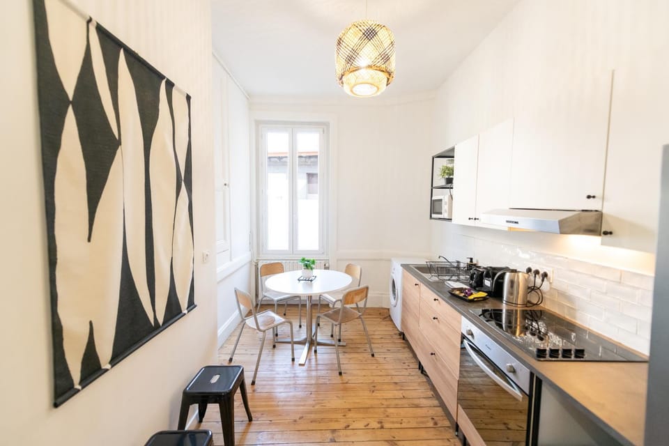 Kitchen or kitchenette, Dining area, Breakfast, stove, washing machine