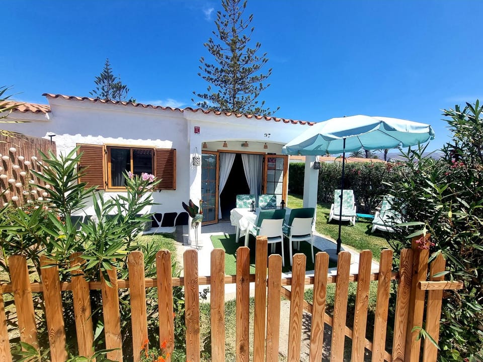 Property building, Garden, View (from property/room), Balcony/Terrace, Dining area, Garden view, sunbed
