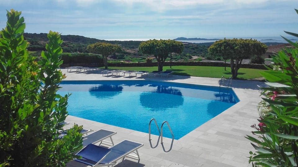 Spring, Day, Natural landscape, Pool view, Swimming pool, sunbed