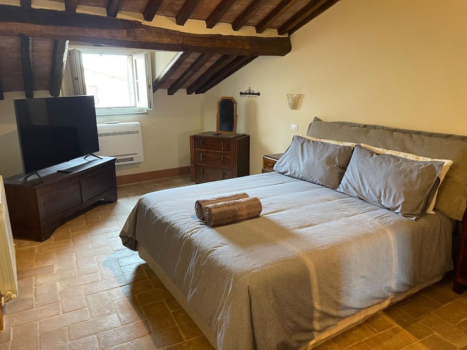 Bed, TV and multimedia, Photo of the whole room, Evening entertainment, Bedroom