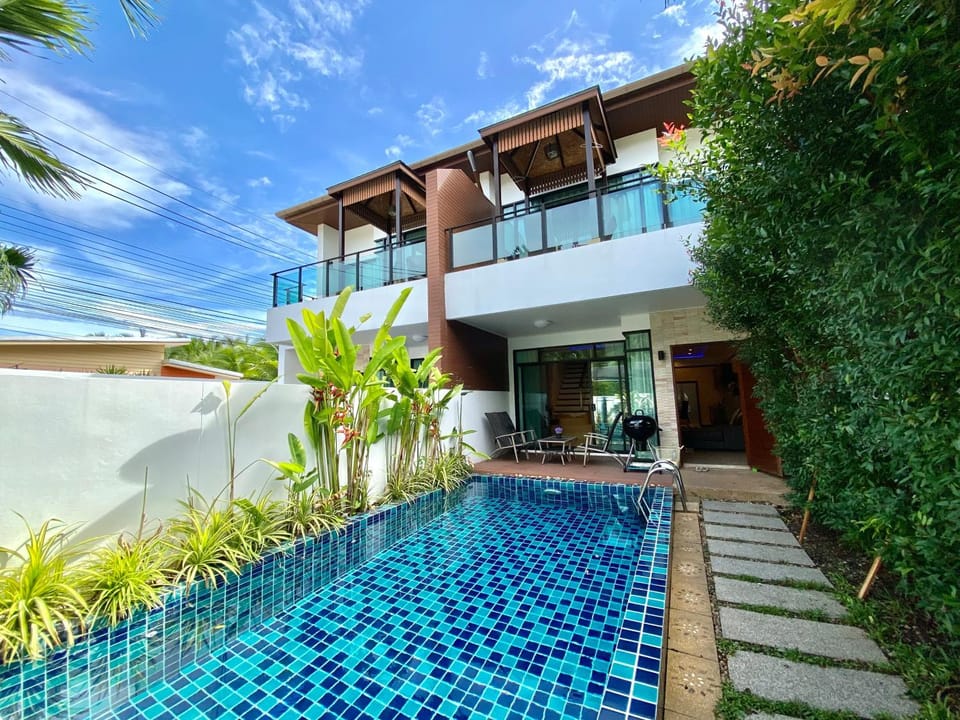 Property building, Day, Garden, Pool view, Swimming pool, sunbed