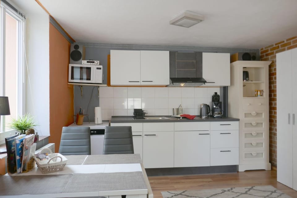 Coffee/tea facilities, dishwasher, microwave, stove, kitchen