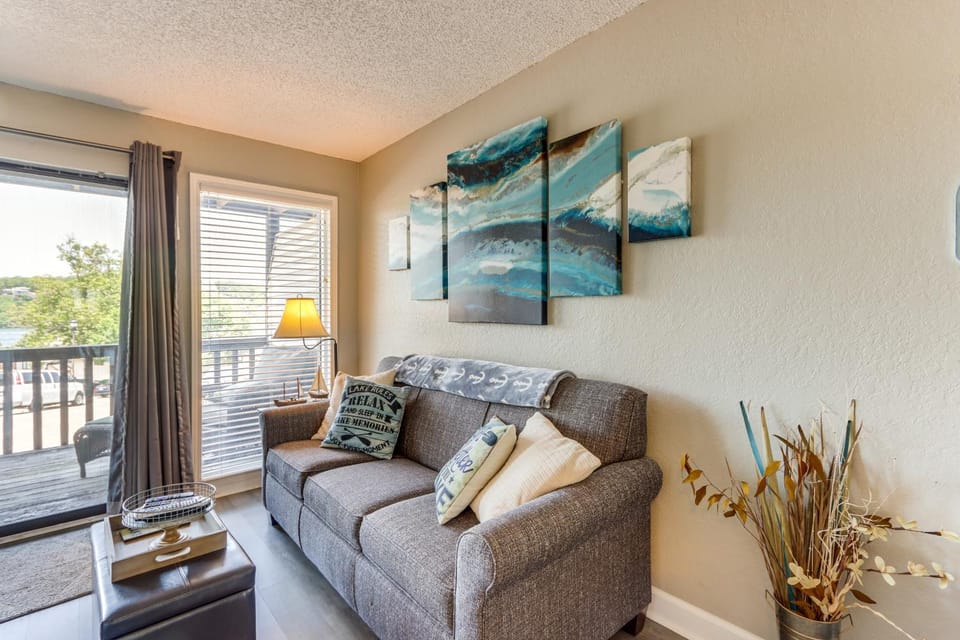 Pool Access and Lake View Osage Beach Condo! Apartment in Lake of the Ozarks