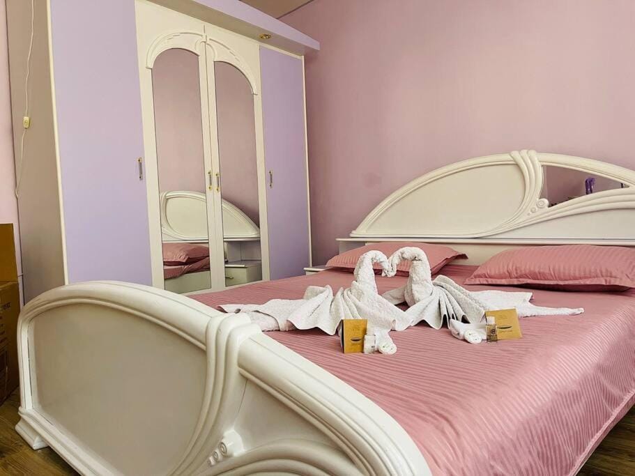 Bed, Bedroom, towels