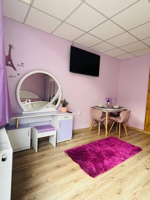 TV and multimedia, Seating area, Dining area