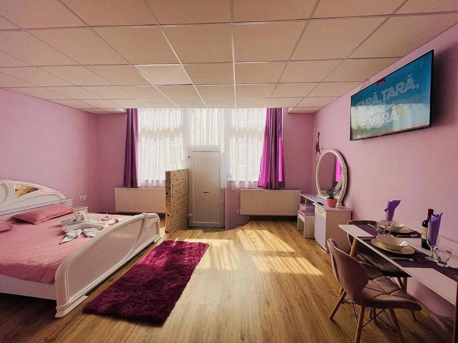 Communal lounge/ TV room, Bed, TV and multimedia, Living room, Photo of the whole room, Seating area, Evening entertainment, Bedroom, hair dresser