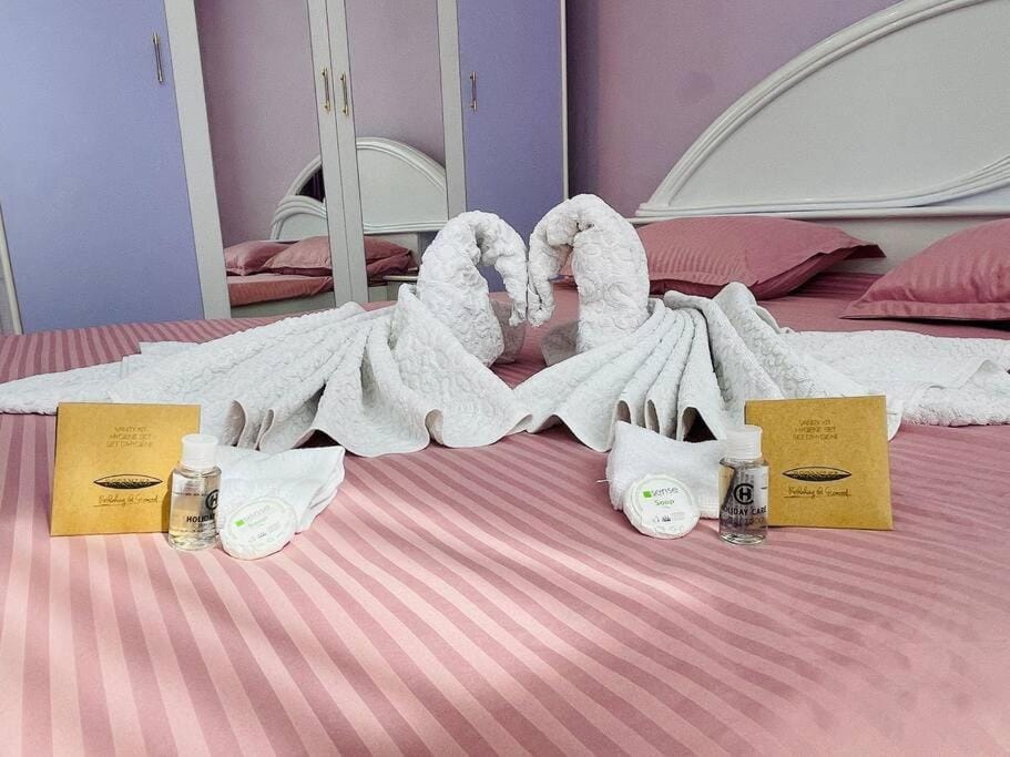 Bed, Bedroom, towels
