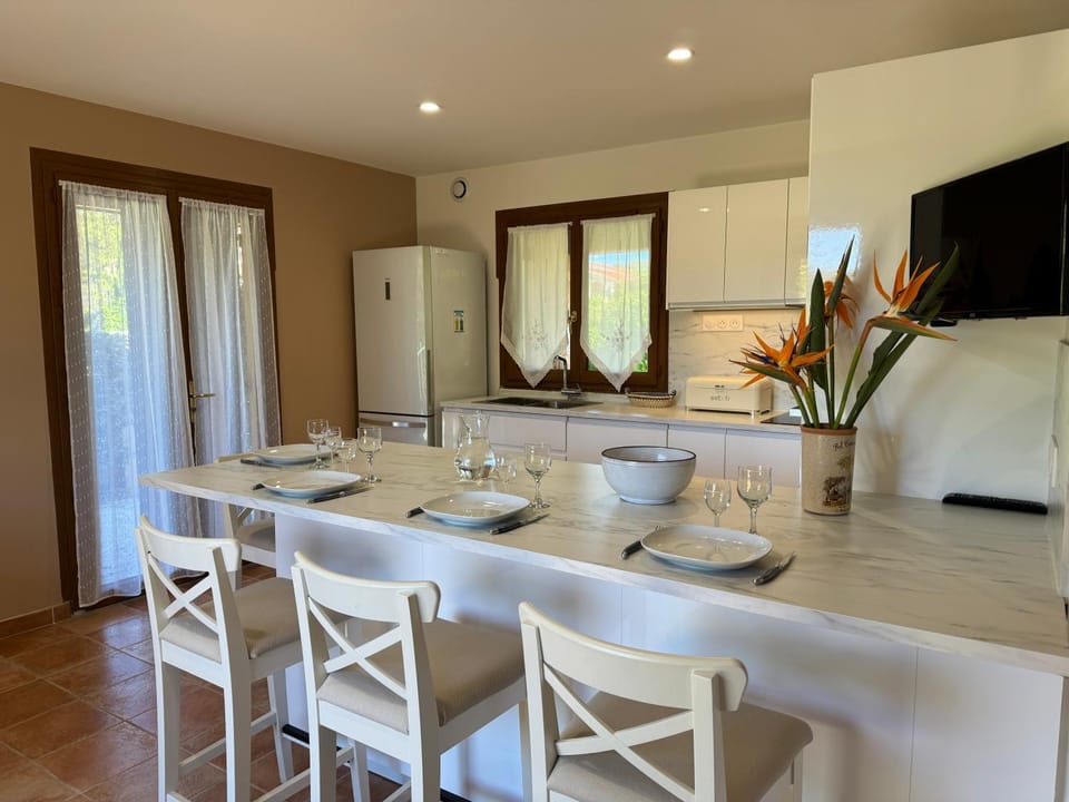 TV and multimedia, Kitchen or kitchenette, Living room, Seating area, Dining area, minibar, oven