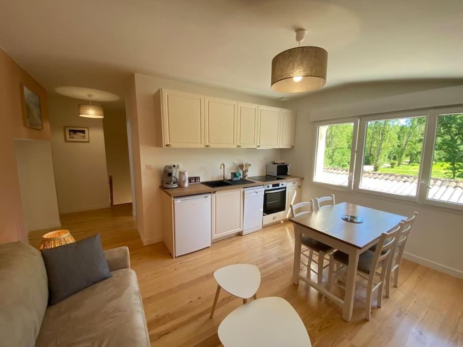 Coffee/tea facilities, Kitchen or kitchenette, Living room, Dining area, dishwasher, minibar, pet friendly, stove