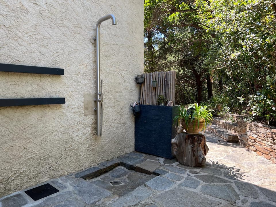 Shower, Day, Garden, Garden, Balcony/Terrace