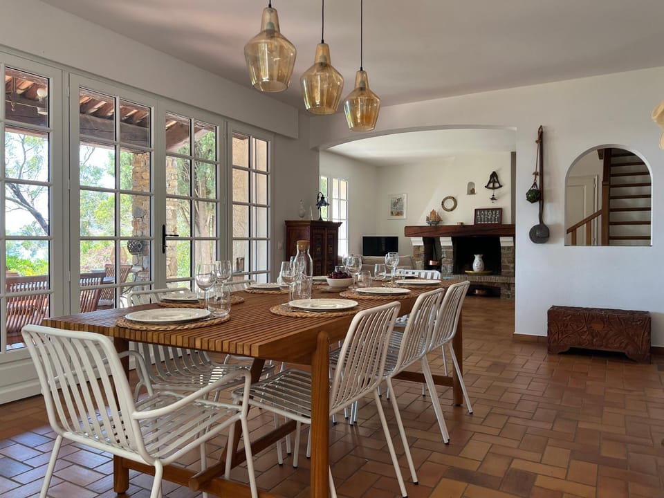 Living room, Seating area, Dining area, air conditioner, air conditioner