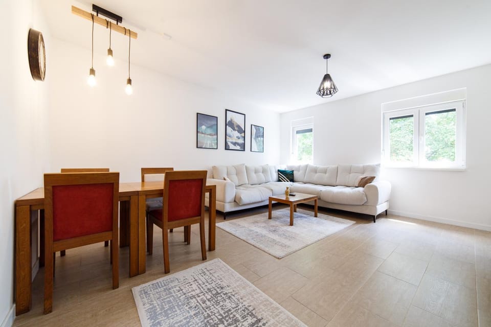 Toilet, Bed, Living room, Seating area, Dining area, Bedroom