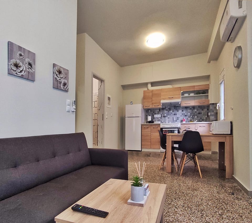 Kitchen or kitchenette, Living room, Seating area, Dining area