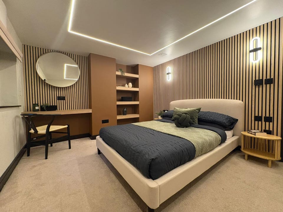 Bed, Photo of the whole room, Seating area, Bedroom