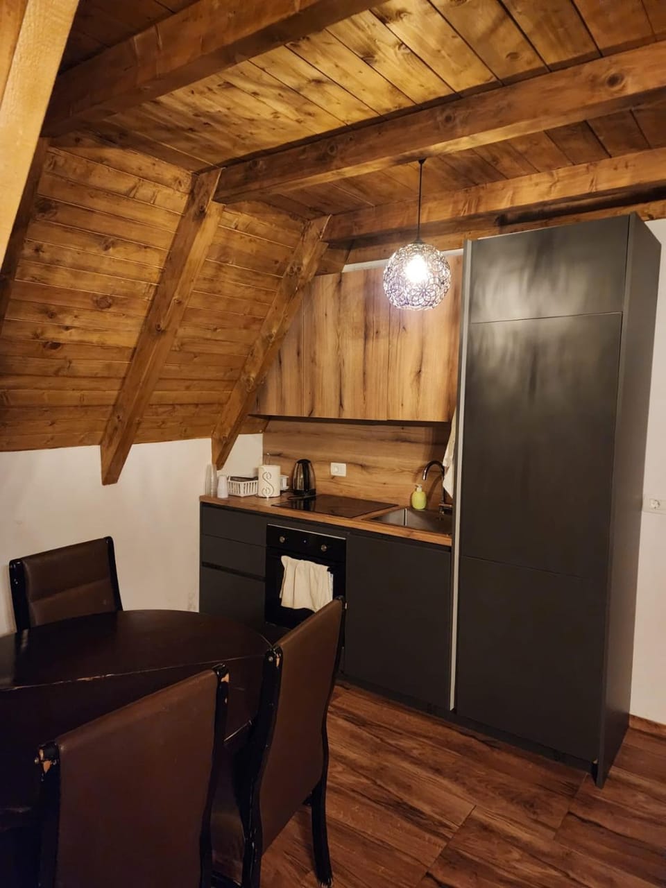 Kitchen or kitchenette, Dining area