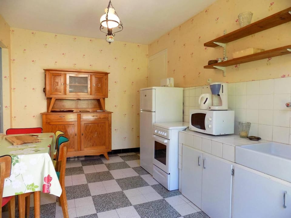 Kitchen or kitchenette, Dining area, minibar, pet friendly, stove