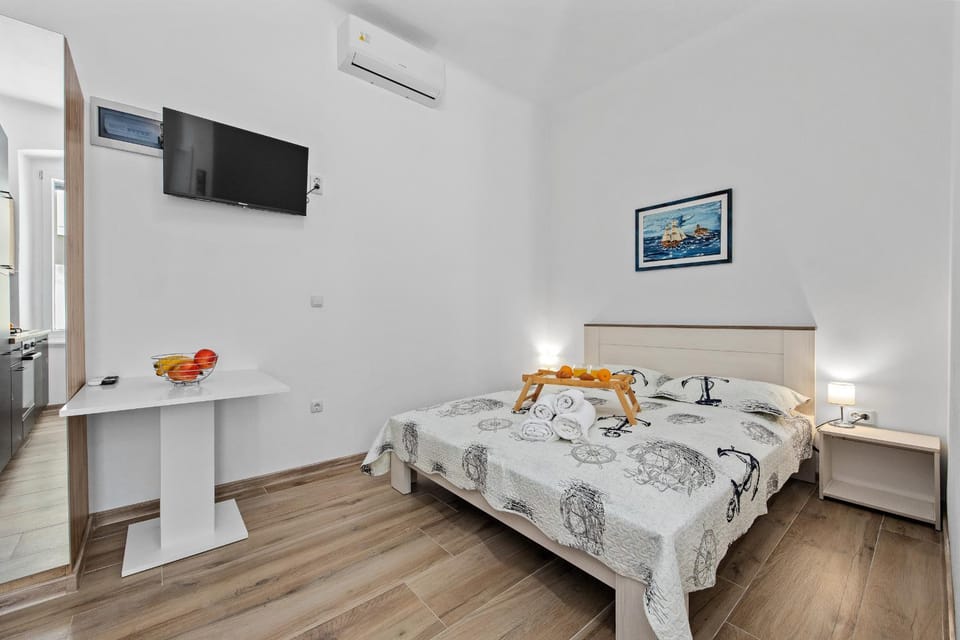 Bed, TV and multimedia, Bedroom, towels, air conditioner