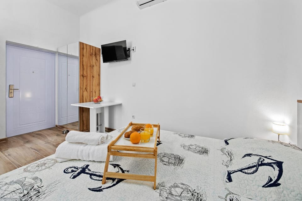 Bed, TV and multimedia, Bedroom, wardrobe, air conditioner