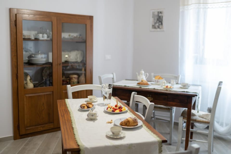 Food and drinks, Dining area, Breakfast