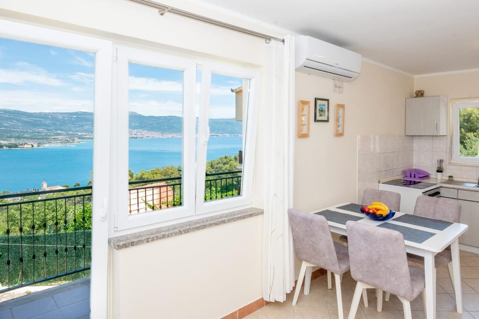 Natural landscape, Balcony/Terrace, Dining area, Mountain view, Sea view