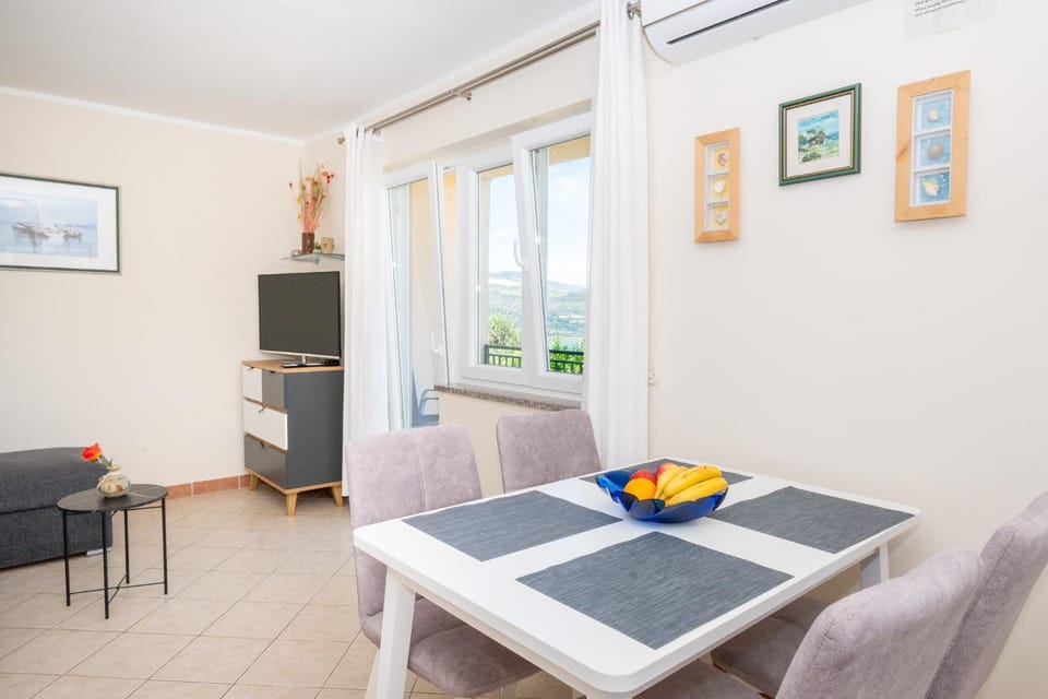 Living room, Dining area, air conditioner