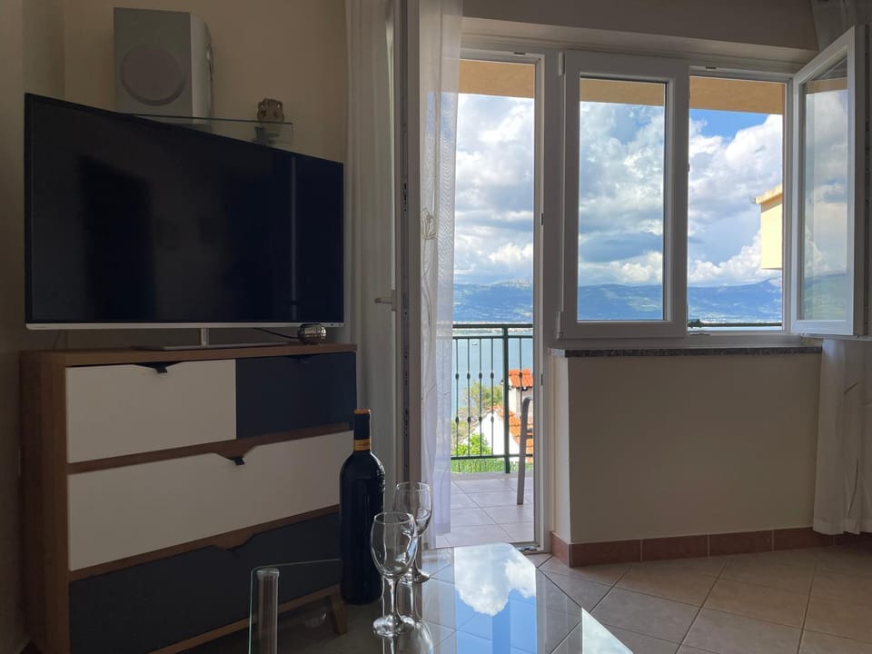 Communal lounge/ TV room, TV and multimedia, Sea view
