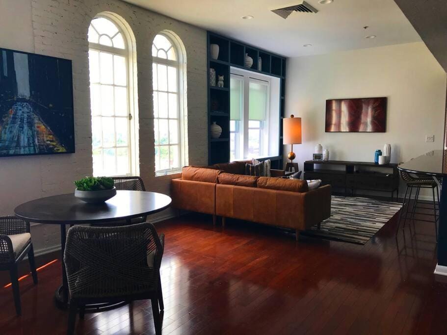5-star Luxury Apartment - Atop the Seagle Building Apartment in Gainesville
