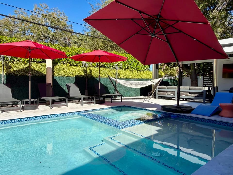 VillaLee Luxury Heated Pool & Spa Sauna Golf Villa in Golden Glades