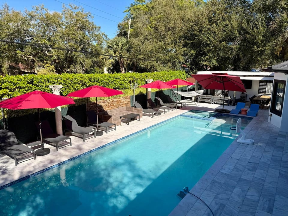 VillaLee Luxury Heated Pool & Spa Sauna Golf Villa in Golden Glades