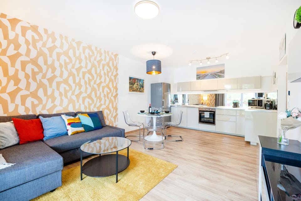 Kitchen or kitchenette, Living room, Seating area, Dining area, minibar, pet friendly, stove, toaster
