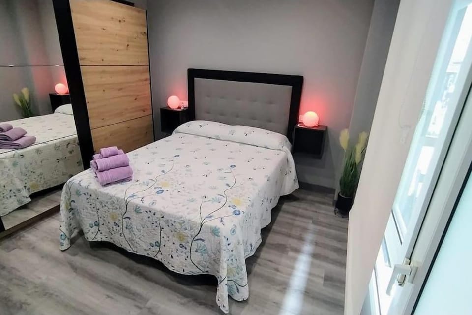 Bed, Photo of the whole room, wardrobe