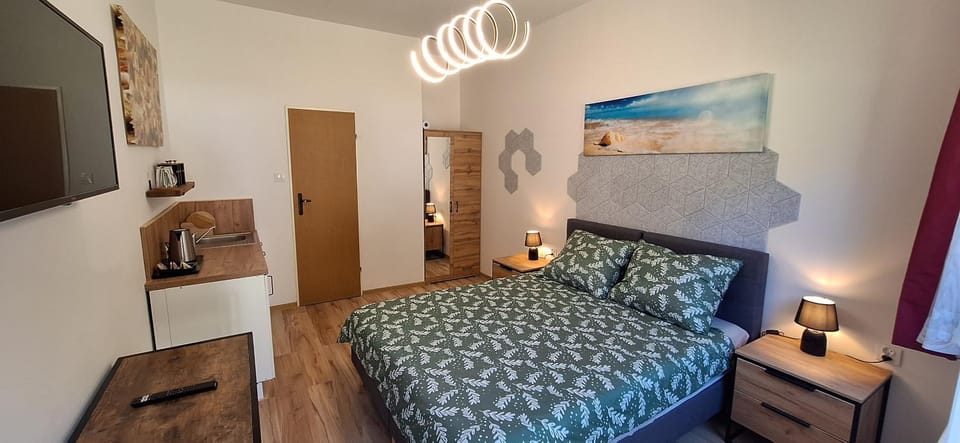 Bed, Kitchen or kitchenette, Photo of the whole room, Bedroom