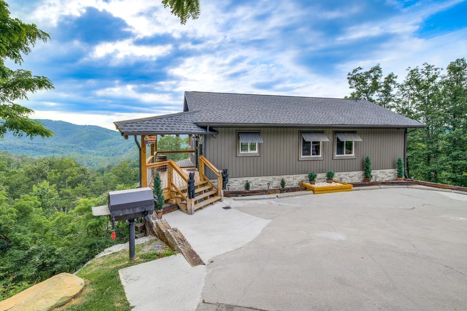 Gorgeous Gatlinburg Cabin: Large Deck & Hot Tub! Cabin in Gatlinburg