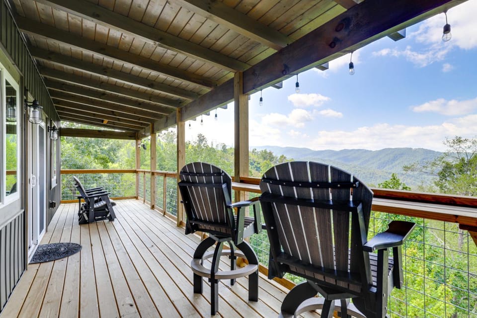 Gorgeous Gatlinburg Cabin: Large Deck & Hot Tub! Cabin in Gatlinburg