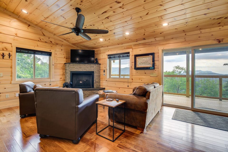 Gorgeous Gatlinburg Cabin: Large Deck & Hot Tub! Cabin in Gatlinburg