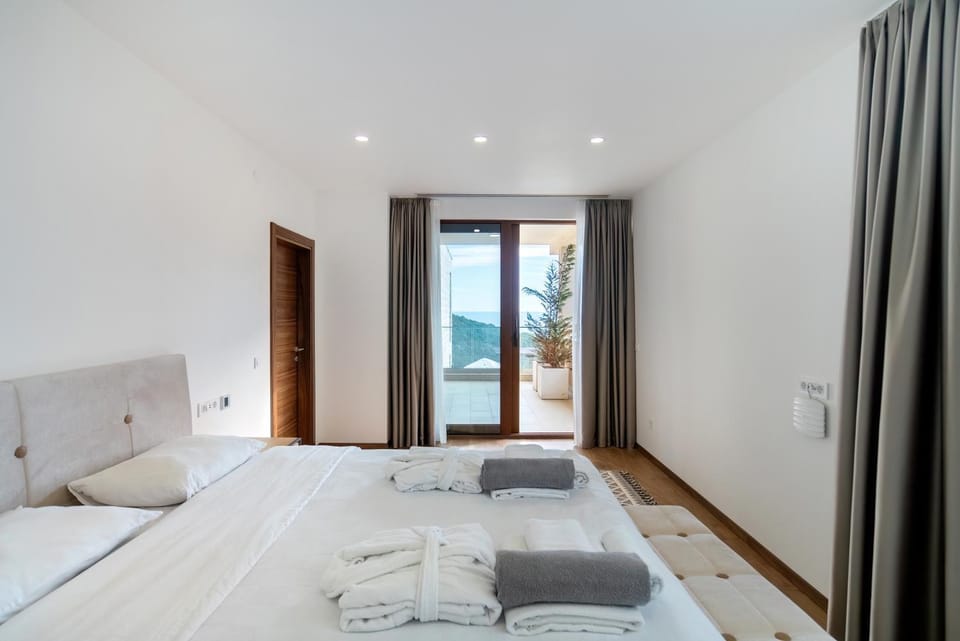 Bed, Natural landscape, Photo of the whole room, Bedroom