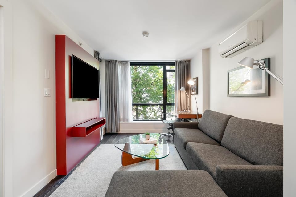 TV and multimedia, Living room, Seating area, air conditioner
