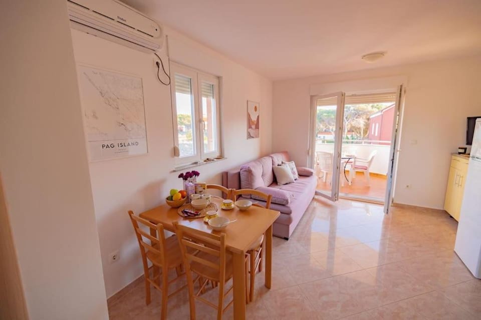 TV and multimedia, Kitchen or kitchenette, Living room, Seating area, Dining area