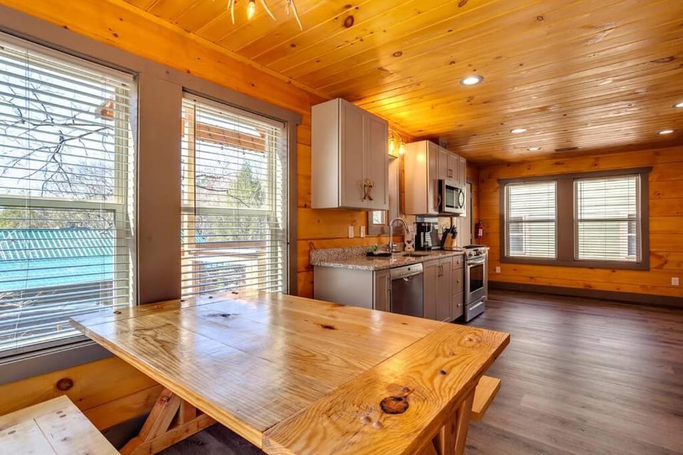 Dancing Bear Cabin- Relax & Enjoy! Cabin in Sevierville