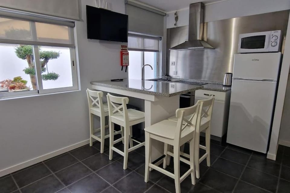 TV and multimedia, Kitchen or kitchenette, Dining area, minibar, oven, pet friendly, stove, toaster