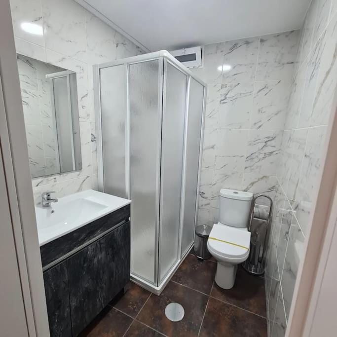 Shower, Toilet, Bathroom, towels
